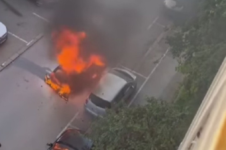 Izgoreo automobil na parkingu u Novom Sadu! Vatra ga progutala celog, pogledajte snimak (VIDEO)