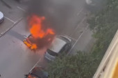 Izgoreo automobil na parkingu u Novom Sadu! Vatra ga progutala celog, pogledajte snimak (VIDEO)