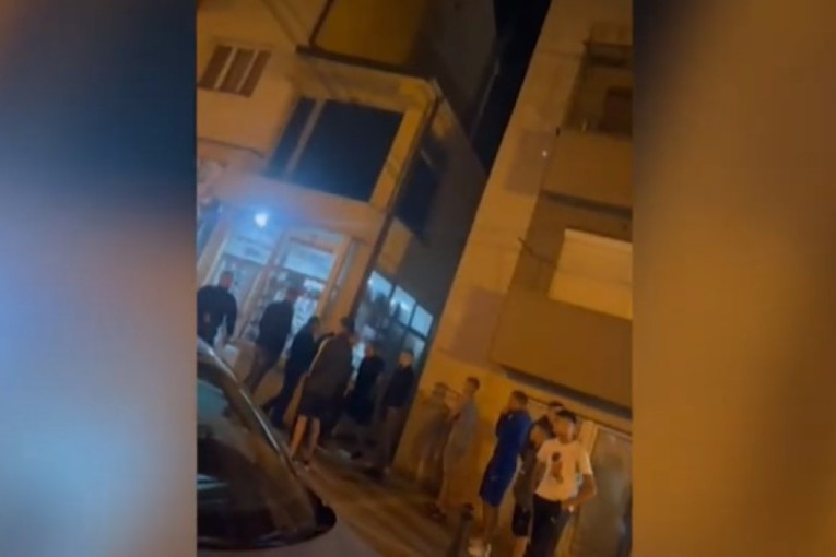 "Čuje se repetiranje puške!" Pogledajte kako Kurtijevi policajci sa dugim cevima maltretiraju srpske mladiće u Leposaviću (VIDEO)