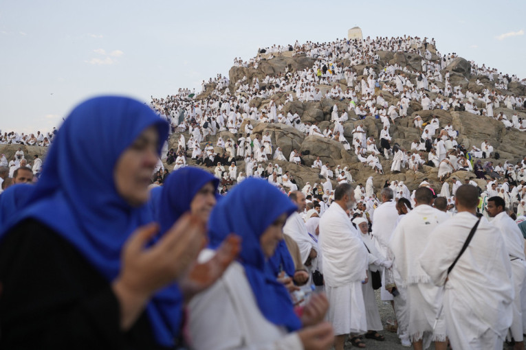 Iznad Meke 1,8 miliona vernika: Učestvovali u obredu kamenovanja đavola (FOTO)