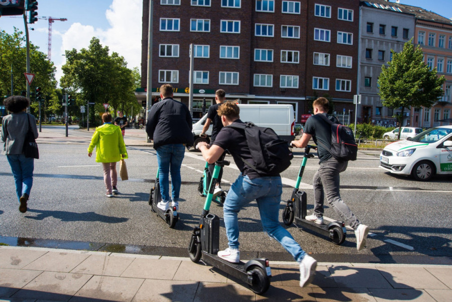 Nalepnica na trotinetu, kaciga na glavi: Sve o novim pravilima i kaznama za vozače električih trotineta