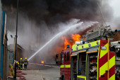 Veliki požar u 22-spratnici u Londonu: Četiri osobe povređene! (VIDEO)