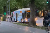Drama u Novom Sadu: Policija presrela gradski autobus, iz vozila izveli grupu mladića i uhapsili ih! (VIDEO)