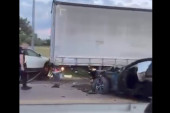 Udes na Pančevačkom mostu: BMW se zakucao u kamion, a drugo vozilo ostalo zaglavljeno! (VIDEO)
