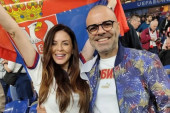 Ana Sević sa suprugom na tribinama: Pevačica pozirala sa trobojkom i bodrila Orlove (FOTO)