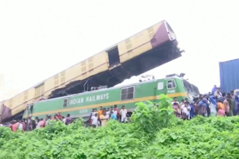 Stravičan udes na pruzi! Teretni voz se nasuk'o na putnički, 13 ljudi poginulo (VIDEO)