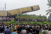 Stravičan udes na pruzi! Teretni voz se nasukao na putnički, 15 osoba poginulo (VIDEO)