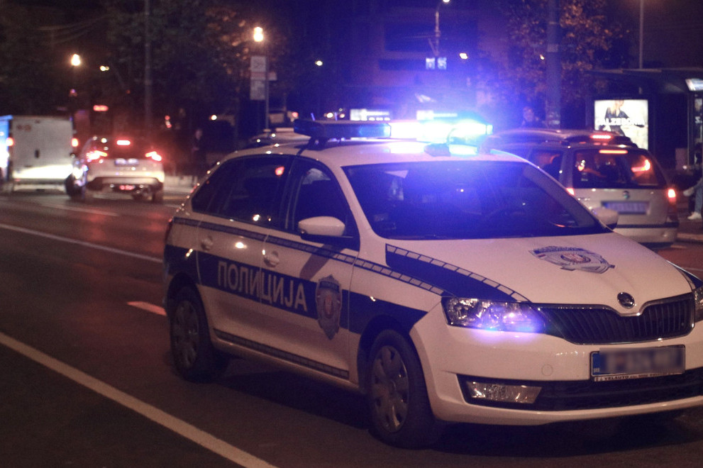 Uhapšen bahati vozač iz Leskovca: Prošao na crveno svetlo, pa se zakucao u "opel astru"
