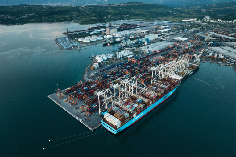 Luka Kopar ispisala istoriju: Usidrio se drugi najveći kontejnerski brod na zeleni metanol (FOTO)