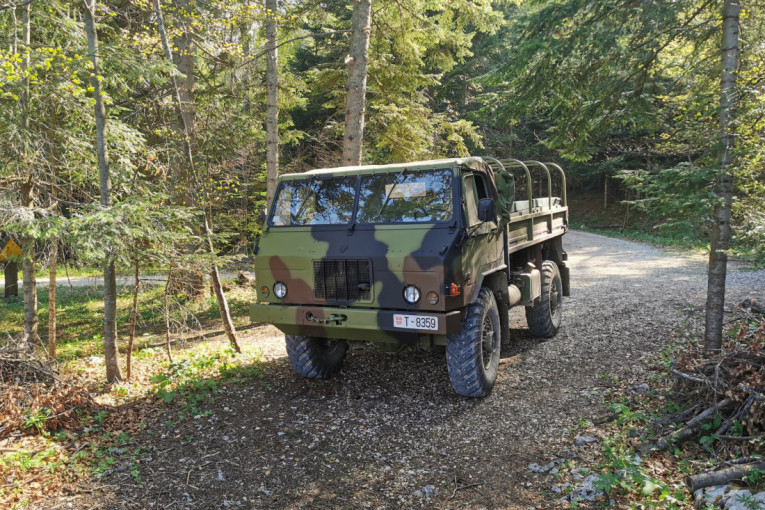 Safari Tarom na srpski način! Vojni kamion vozi kroz predele srpske lepotice, "uskaču" i stari i mladi (FOTO)