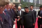 Kakav doček za Putina u Pjongjangu! Odjekuju himne, lebde baloni, marširaju vojnici (VIDEO)
