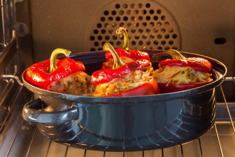 Recept dana: Zapečene paprike punjene sirom, lagano letnje jelo koje hrani dušu i telo