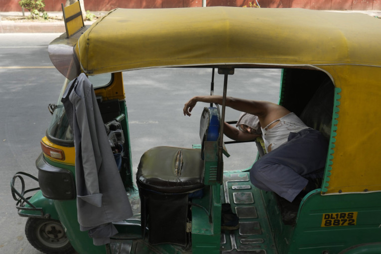 Ljudi padaju kao pokošeni! Vreli toplotni talas u Indiji odneo 52 života (FOTO)