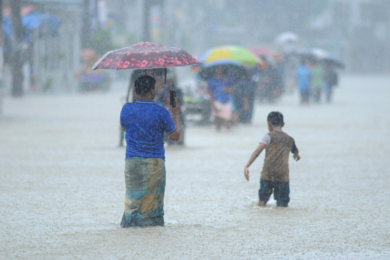 Bangladeš se davi: Monsunske kiše i klizišta usmrtili 10 ljudi, milioni raseljeni zbog nepogoda (VIDEO)