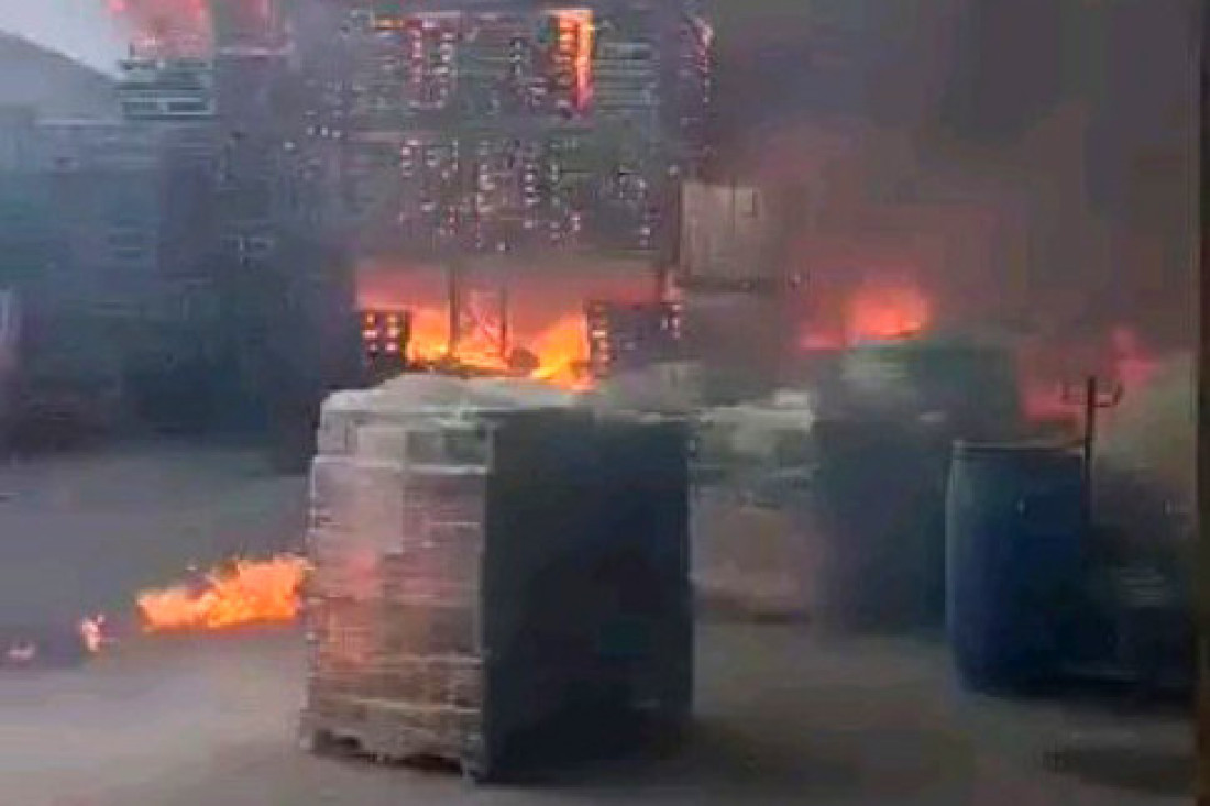 Zapalila se fabrika lakova u Šidu: Crni gusti dim širi se gradom! (VIDEO)