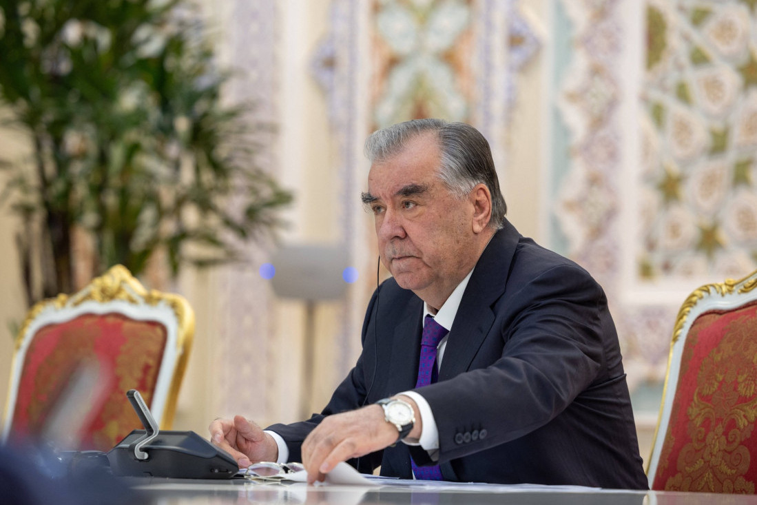 Predsednik Tadžikistana potpisao zakon: U ovoj zemlji zabranjena "strana" odeća!