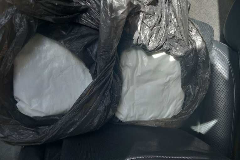 Paketi na zadnjem sedištu: U "audiju" pronađena sintetička droga (FOTO)