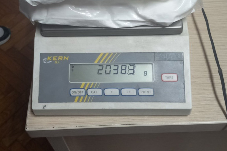 Paketi na zadnjem sedištu: U "audiju" pronađena sintetička droga (FOTO)