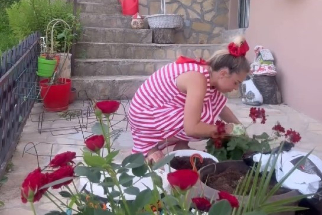 Ovo je rodna kuća Dragice Zlatić u Čačku! Posle smrti oca, tu je više niko ne dočekuje, a sada je odlučila da sredi dvorište (FOTO)