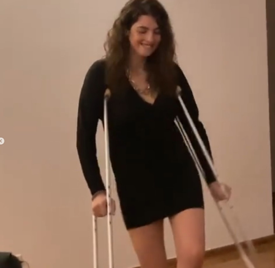 Glumica imala povredu noge! Trpela bolove dva sata, sada nosi štake (FOTO/VIDEO)