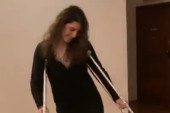 Glumica imala povredu noge! Trpela bolove dva sata, sada nosi štake (FOTO/VIDEO)