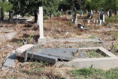 Tužna slika iz Prištine: Srbi na Zadušnice izašli na groblje, Šiptari spomenike razbili i porušili (FOTO/VIDEO)