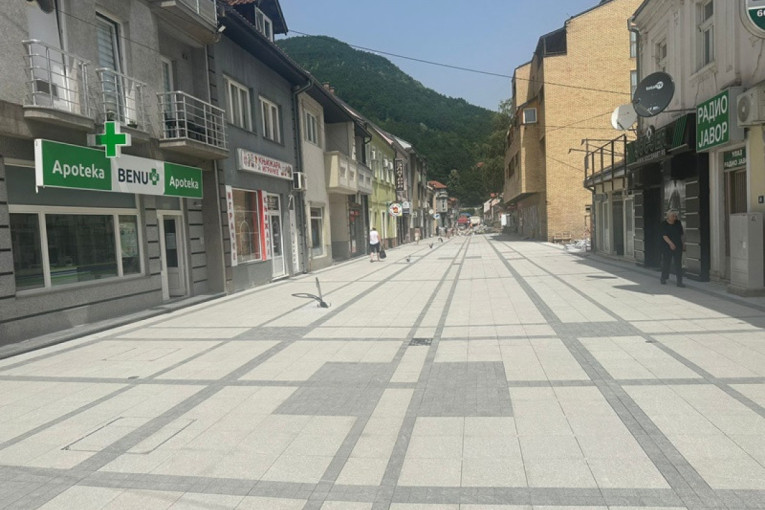 Rekonstruiše se glavna ulica u Ivanjici: Radovi u završnoj fazi! (FOTO)