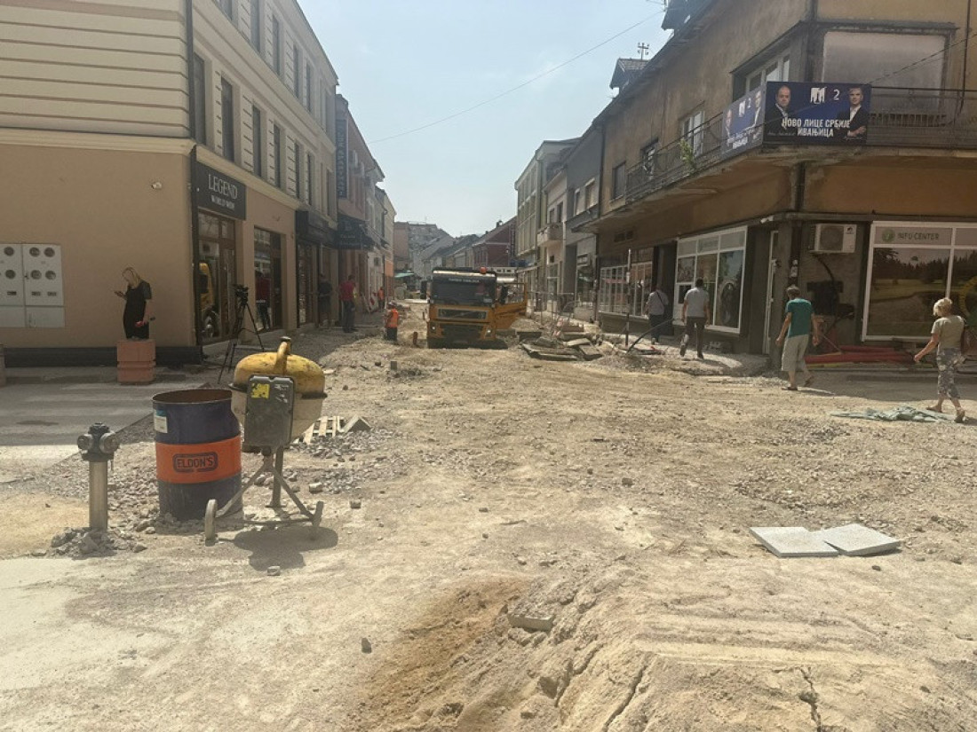 Rekonstruiše se glavna ulica u Ivanjici: Radovi u završnoj fazi! (FOTO)