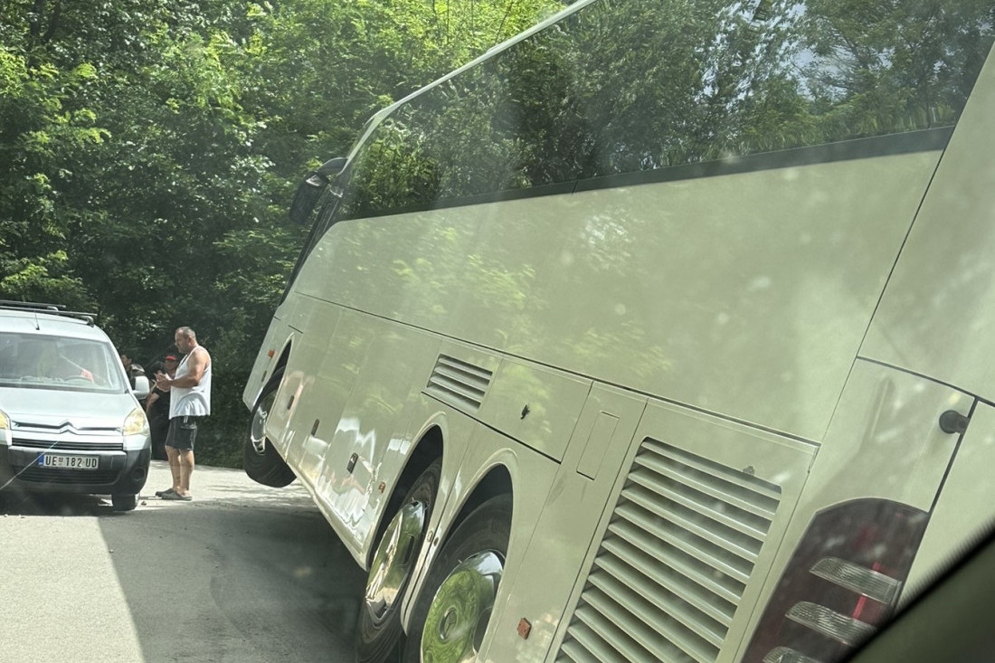Drama kod Kosjerića! Autobus pun turista iz Kine sleteo sa puta, svi su odmah evakuisani a nadležni izvlače vozilo