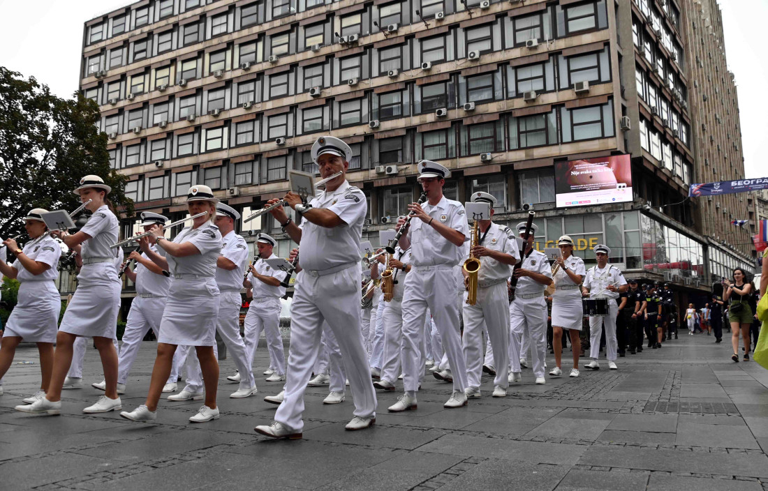 Svečani defile konjanika i orkestra policije u centru Beogradu: Proslava Dana policije, najviše se obradovali mališani (FOTO)