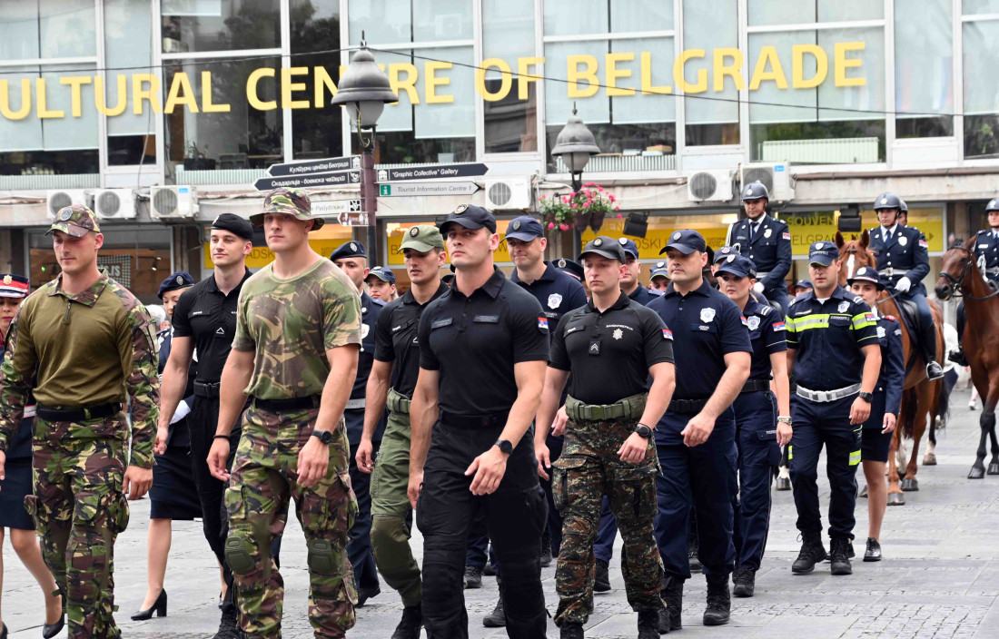 Svečani defile konjanika i orkestra policije u centru Beogradu: Proslava Dana policije, najviše se obradovali mališani (FOTO)