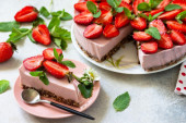 Recept dana: Torta od jagoda i čokolade, kremasta i osvežavajuća, prava letnja krasotica