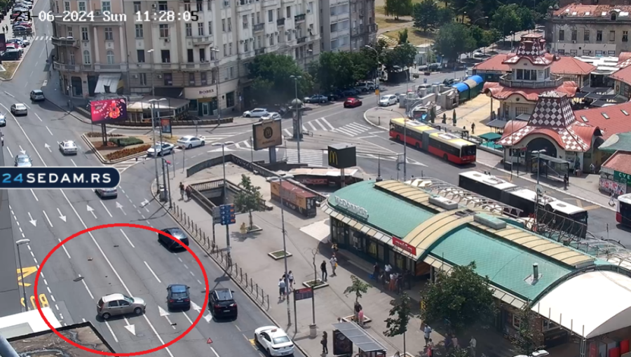 Silovit udes na Zelenom vencu! Od jačine udarca delovi vozila rasuti po putu (FOTO)