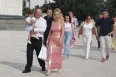 Maja Berović krsti sina: Pevačica sa mužem i Lavom došla u Hram Svetog Save, ona sija u uskoj haljini (FOTO)