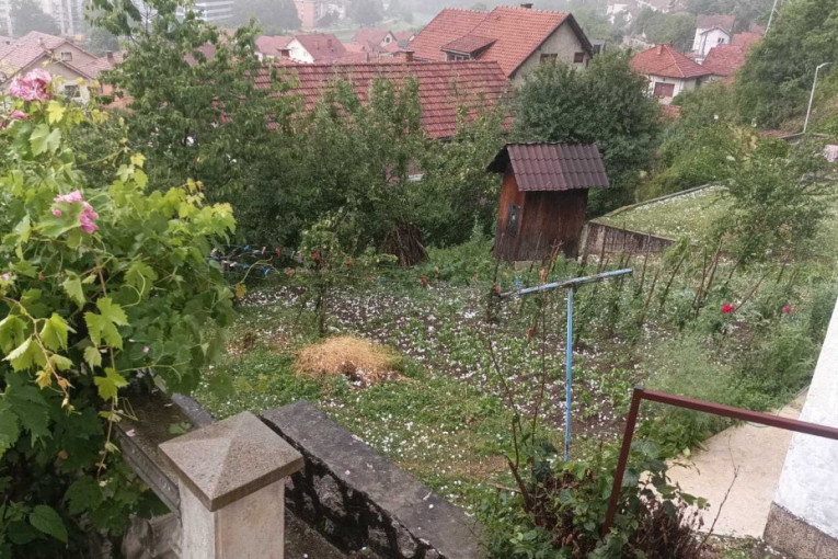 Jaka kiša i grad pogodili Prijepolje i Priboj: Oštećeni šoferšajbne i krovovi kuća (FOTO/VIDEO)