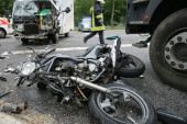 Stravičan sudar na jugu Srbije: Motociklista preminuo u udesu sa automobilom i kamionom