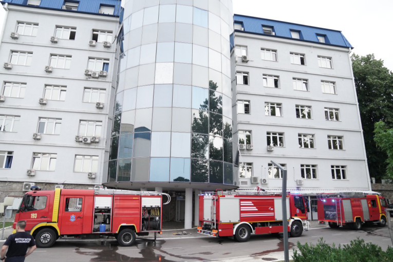 Požar u KBC "Dragiša Mišović": Stihiju gasilo 14 vatrogasaca (FOTO)