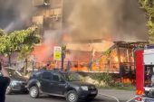 Prvi snimci jezivog požara na Novom Beogradu: Plamen se širi do trećeg sprata, izgorela i tri automobila (VIDEO)