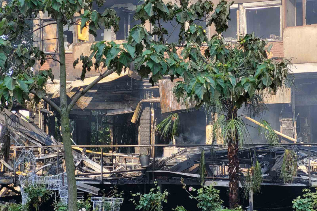 Stravične slike posle požara na Novom Beogradu! Popucala stakla, izbijeni štokovi! Ljudi su samo istrčali iz stanova, neki na krov (FOTO)
