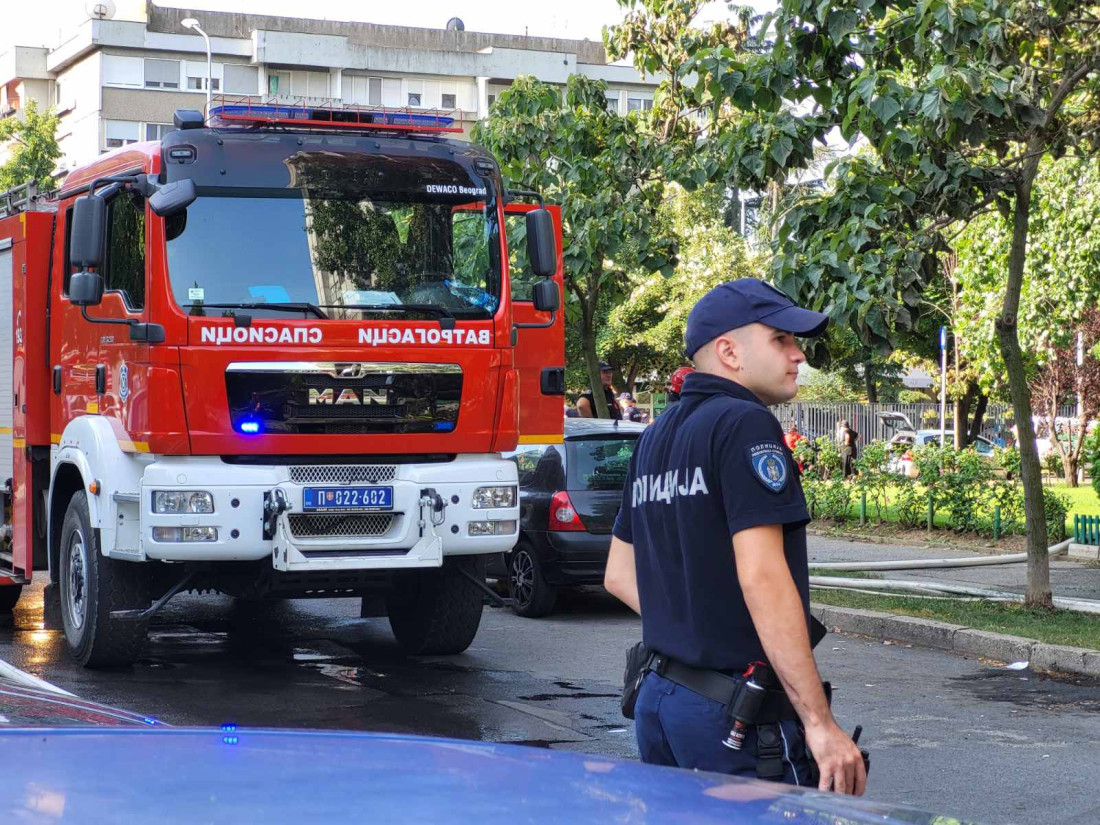 Gori automobil kod tržnog centra na Karaburmi: Vatra ga progutala (VIDEO)