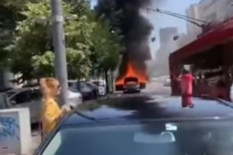 Buktinja u centru Beograda! Automobil u plamenu, prolaznici uplašeni (VIDEO)