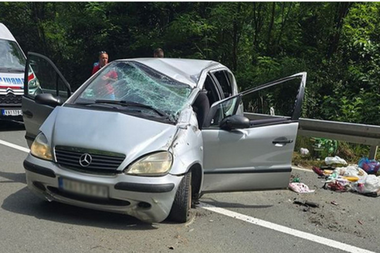 Žena izgubila kontrolu nad vozilom i prevrnula auto: Stvaraju se gužve na ovom potezu (FOTO)