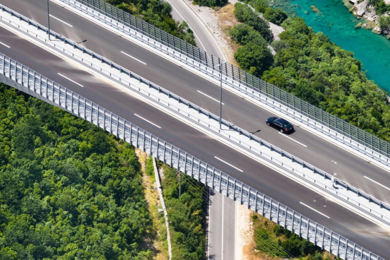 Požar u Novom Pazaru se i dalje gasi: Vatrogasci na licu mesta