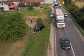 Drama na Ibarskoj magistrali: Dvoje maloletne dece povređeno u teškom udesu, od siline udara automobil sleteo s puta! (FOTO)
