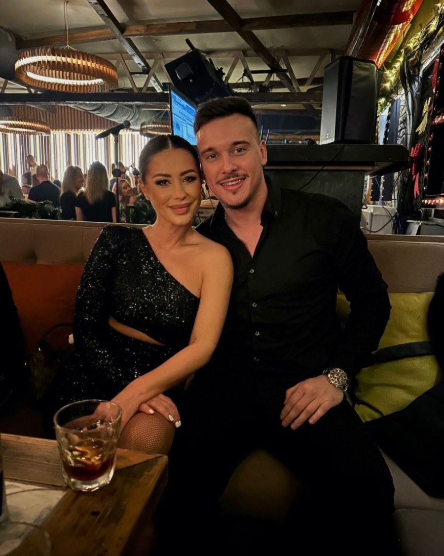 Aleksandra Bursać i njen verenik ovako dočekuju goste na svom venčanju: Plakat zbog kog će vam suze krenuti od smeha (FOTO)