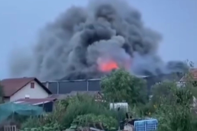 Gori magacin u Dobanovcima: Crni gusti dim se nadvio nad ovim delom grada! (VIDEO)