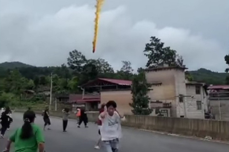 Preplašeni ljudi bežali ulicom: Delovi rakete padali na selo u Kini! (VIDEO)
