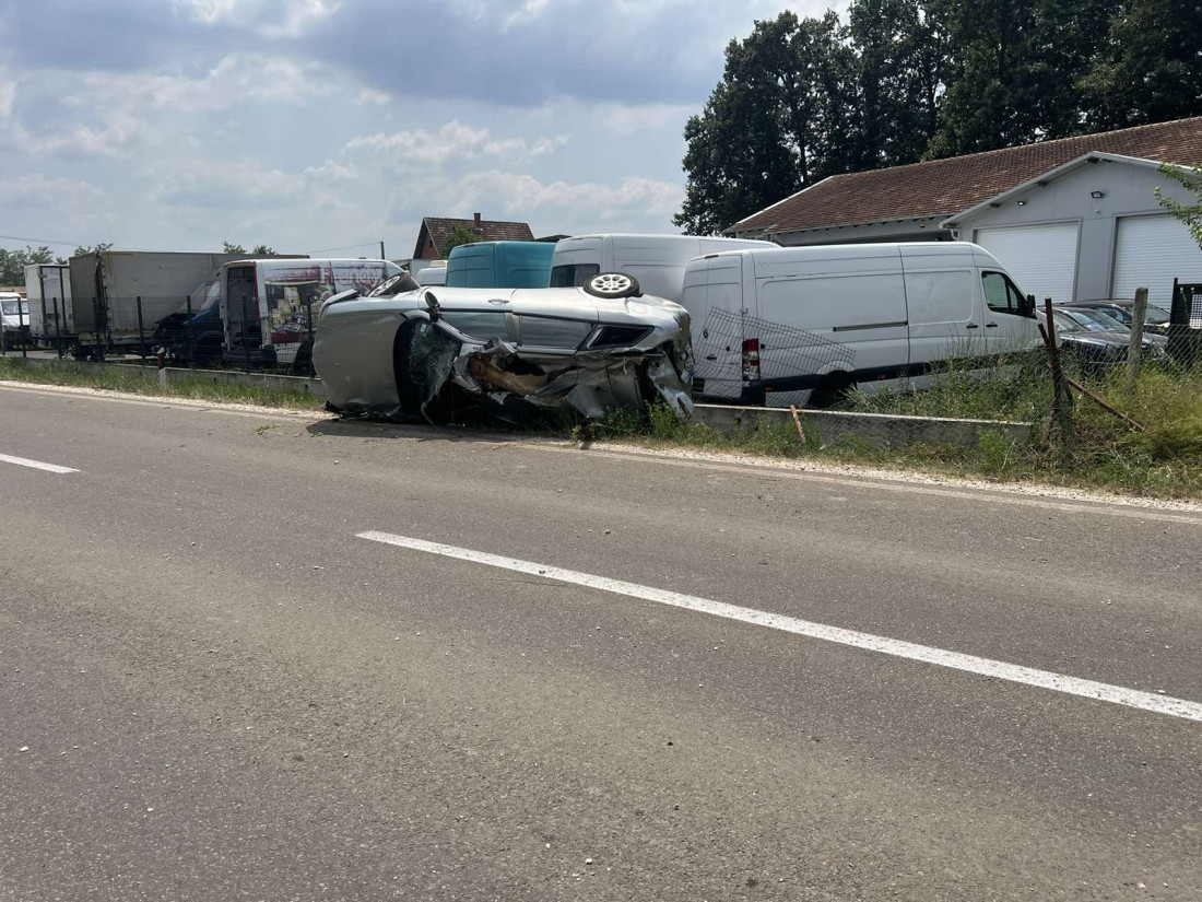 Karambol kod Topole: Naglim kočenjem hteo da izbegne sudar, pa sleteo s puta (FOTO)