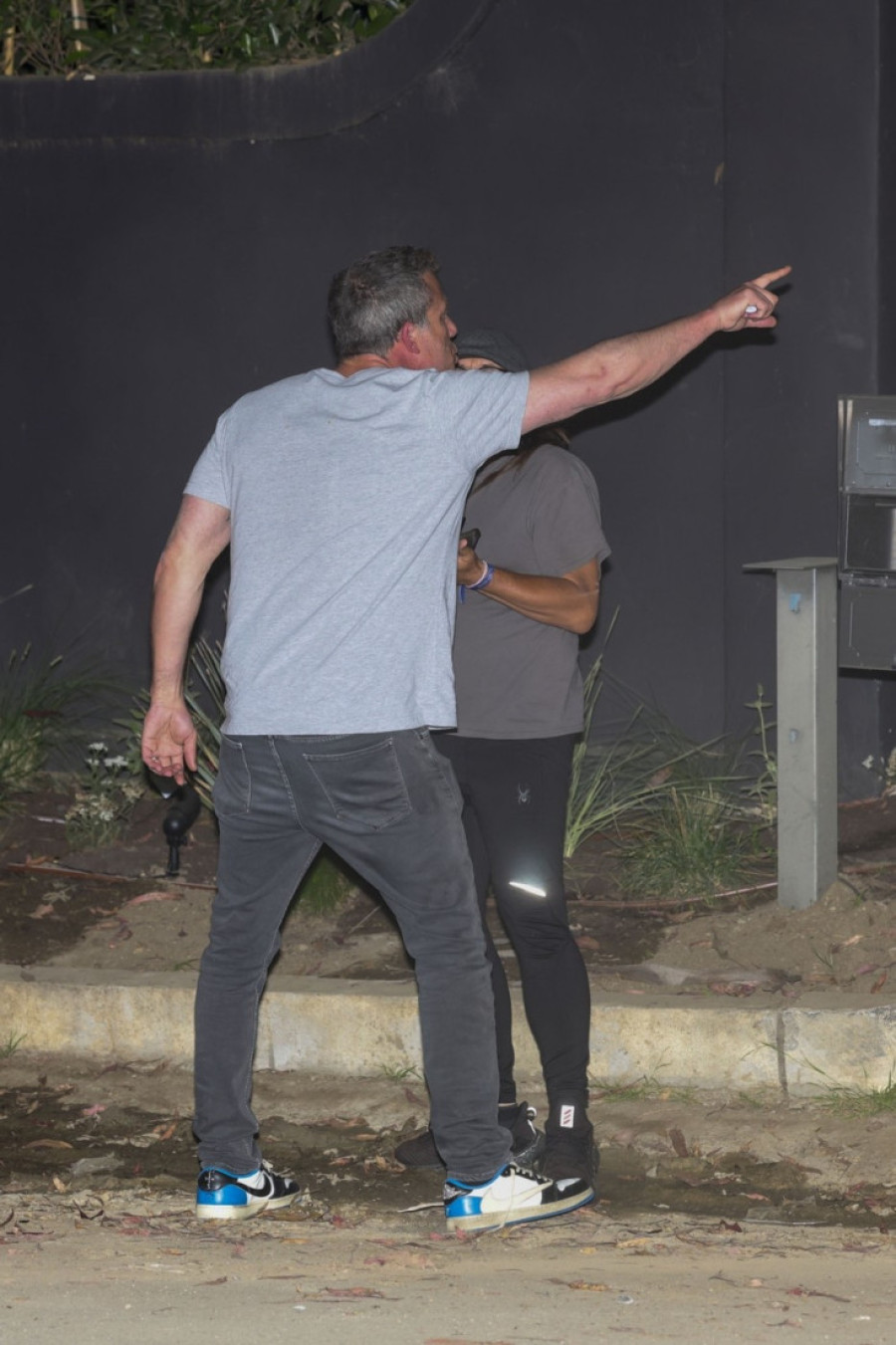 „Ako ovako nastavite..." Ben Aflek održao žešće slovo paparacima ispred vile koju deli sa Džej Lo!