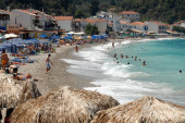 Drama u Grčkoj! Mališane morska struja vukla ka pučini, spasao ih triatlonac koji nije odustao dok nije došao do njih